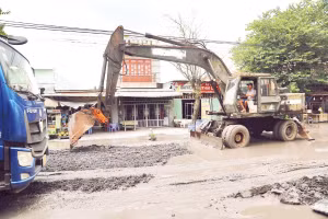 Phường Long Thành thực hiện sửa chữa tạm đoạn đường Bưng Môn bị hư hỏng nặng do quá trình vận chuyển vật liệu thi công cao tốc Biên Hòa-Vũng Tàu.
