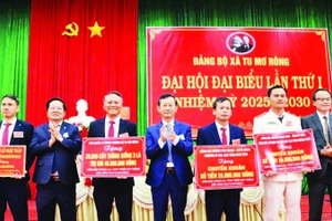 Đại diện lãnh đạo xã Tu Mơ Rông nhận cây giống ủng hộ từ các tổ chức, cá nhân.