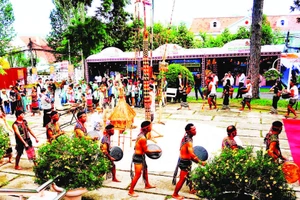 Du khách hòa vào nhịp cồng chiêng của dân tộc thiểu số nam Tây Nguyên giữa phố thị Đà Lạt.