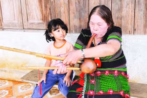 Nghệ nhân Ưu tú H’Grao đã có hơn 70 năm gắn bó với M’buốt. Bà còn thành thạo nhiều loại nhạc cụ dân tộc Mạ như: T’ron, t’rông, chiêng… và thuộc gần 100 bài dân ca.