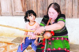 Nghệ nhân Ưu tú H’Grao đã có hơn 70 năm gắn bó với M’buốt. Bà còn thành thạo nhiều loại nhạc cụ dân tộc Mạ như: T’ron, t’rông, chiêng… và thuộc gần 100 bài dân ca.