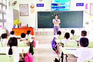 Học sinh lớp 1A, Trường tiểu học và trung học cơ sở Nguyễn Văn Trỗi, xã Ia Mơ, tỉnh Gia Lai trong giờ học môn Tiếng Việt.