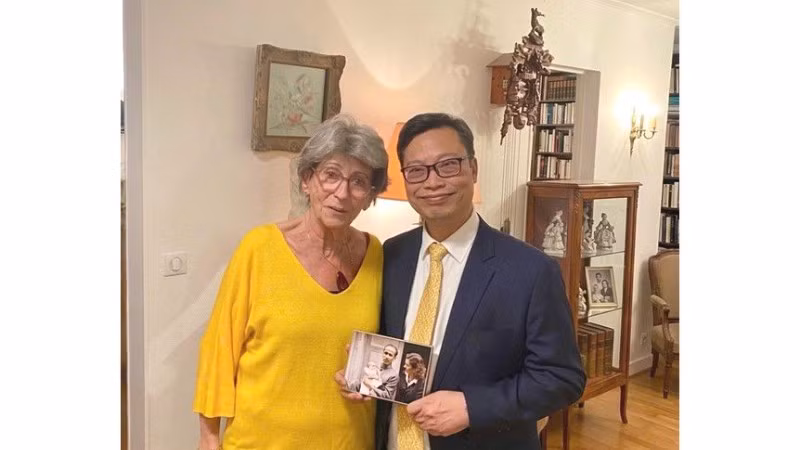 Tại nhà riêng ở Paris, bà Elisabeth Aubrac giới thiệu với Đại sứ Trịnh Đức Hải về những bức ảnh và món quà quý giá của Chủ tịch Hồ Chí Minh. 