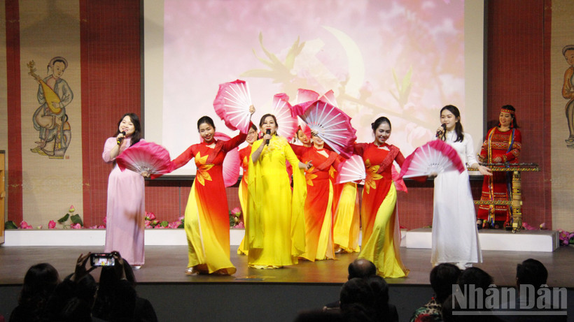 Thế hệ trẻ tại Pháp tham gia Chương trình văn nghệ kỷ niệm 95 năm Ngày thành lập Đảng Cộng sản Việt Nam quang vinh (3/2/1930-3/2/2025) tại Paris ngày 2/2/2025. (ẢNH: KHẢI HOÀN)