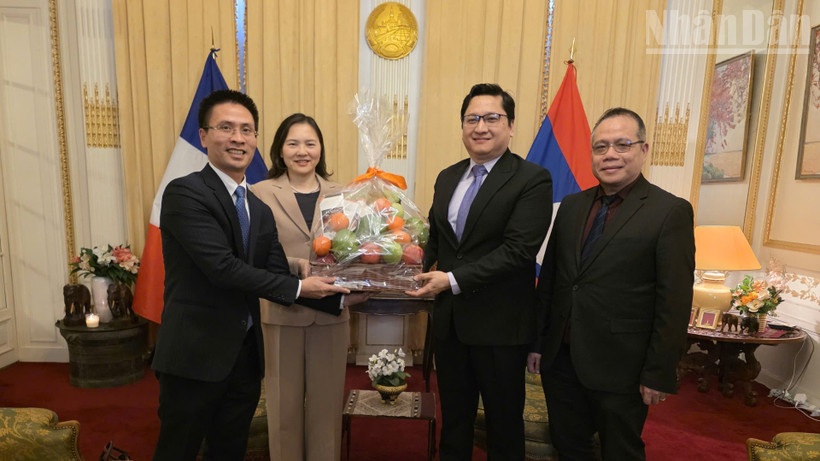 Đại sứ Nguyễn Thị Vân Anh, Trưởng Phái đoàn thường trực Việt Nam bên cạnh UNESCO và Đại biện lâm thời Đại sứ quán Việt Nam tại Pháp Phạm Quang Anh chúc mừng về thành công của Đại hội XII của Đảng Nhân dân Cách mạng Lào.