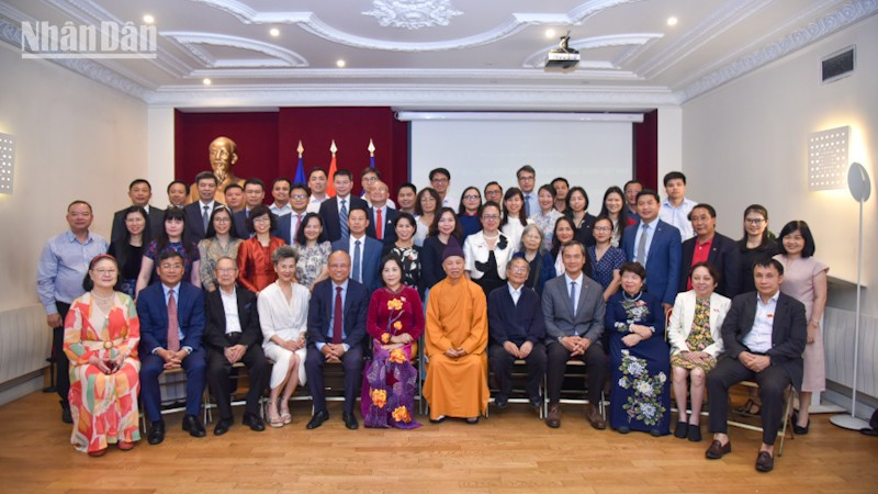 Phó Chủ tịch Quốc hội Nguyễn Thị Thanh chụp ảnh lưu niệm với các cơ quan đại diện Việt Nam và các thế hệ kiều bào tại Pháp. 
