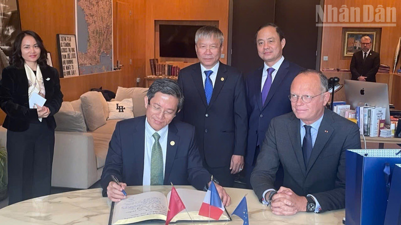 Ông Trần Nam Hưng, Phó Chủ tịch UBND thành phố Đà Nẵng và ông Édouard Philippe, Thị trưởng thành phố Le Havre ký kết Biên bản ghi nhớ. 