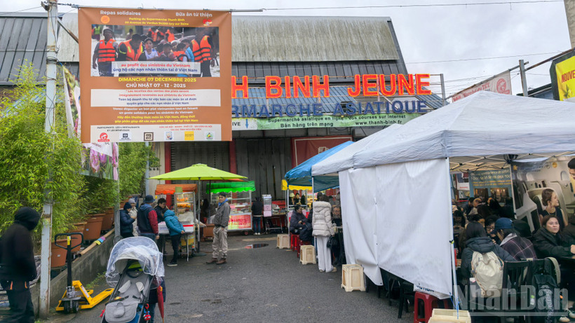 Không ngại trời mưa lạnh, bà con đến thưởng thức hương vị quê nhà và nhiệt tình hưởng ứng đợt quyên góp. Toàn bộ doanh thu của buổi bán hàng, gần 5 nghìn euro, sẽ được chuyển về nước để giúp đồng bào vùng bão lũ.