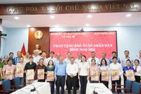 Cơ quan Đại diện Báo Nhân Dân tại khu vực miền Nam cùng Hội đồng nhân dân, Ủy ban nhân dân xã Nhà Bè trao tặng báo Xuân Nhân Dân Bính Ngọ 2026 tại xã Nhà Bè. (Ảnh: KIM NGỌC)