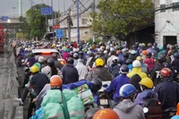 Phương tiện thường xuyên bị ùn tắc trên đường Nguyễn Thị Định, đoạn gần cảng Cát Lái. (Ảnh: VÕ LÊ)