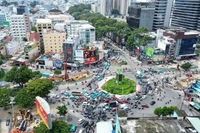 Thi công di dời hạ tầng kỹ thuật tuyến Metro số 2 Bến Thành-Tham Lương, đoạn qua công trường Dân Chủ. (Ảnh: QUÝ HIỀN)