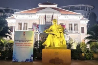 Nhà Thiếu nhi, đã hình thành hệ thống chiếu sáng mỹ thuật với điểm nhấn là Nhà Truyền thống Đội Thiếu niên Tiền phong Hồ Chí Minh tọa lạc trong khuôn viên tượng Bác Hồ với thiếu nhi. (Ảnh: QUÝ HIỀN)