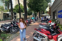 Vỉa hè trên tuyến đường Nguyễn Bỉnh Khiêm, phường Bến Thành kẻ vạch trên vỉa hè để bảo đảm lối đi cho người đi bộ. (Ảnh: QUÝ HIỀN)