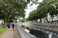 Tuyến kênh Hàng bàng, một tuyến kênh ô nhiễm đang được thành phố nạo vét, cải tạo. (Ảnh: QUÝ HIỀN)