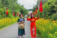 Những "đường hoa tự quản" mang lại sạch đẹp cho khu dân cư, lan tỏa thông điệp sống xanh-sạch-đẹp đến cộng đồng trên địa bàn xã Nhuận Đức (ảnh: QUÝ HIỀN)