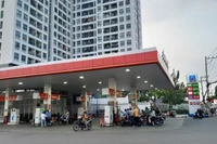 Hầu hết các cây xăng trên địa bàn Thành phố Hồ Chí Minh đã niêm yết giá xăng A95 trong chiều ngày 23/3 là 31.000 đồng/lít (ảnh: THẾ ANH)
