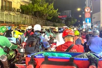 Ùn tắc giao thông vào giờ tan tầm trên đường Trần Quốc Toản giao với đường Nam Kỳ Khởi Nghĩa. (Ảnh: QUÝ HIỀN)