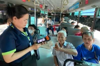 Người cao tuổi không phải mua vé khi đi xe buýt. (Ảnh: QUÝ HIỀN)
