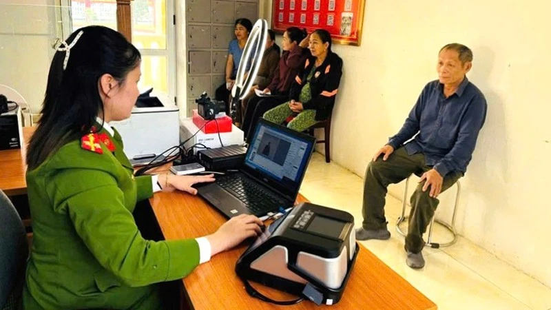 Công an Thanh Hóa tích cực hỗ trợ người dân làm thủ tục căn cước dịp Tết Bính Ngọ