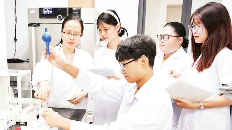 Phát triển con người toàn diện trong kỷ nguyên số và trí tuệ nhân tạo