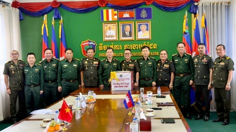 Thiếu tướng Trần Ngọc Hữu thăm, chúc Tết và tăng cường hợp tác với Campuchia