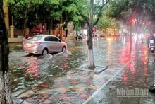 Mưa lớn làm nhiều tuyến phố tại phường Trần Hưng Đạo, phường Trà Lý (tỉnh Hưng Yên) ngập nặng.