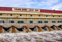 Trạm bơm Lịch Bài (tỉnh Hưng Yên) được vận hành hết công suất nhằm tiêu úng nhanh trong nội đồng cứu lúa, hoa màu.