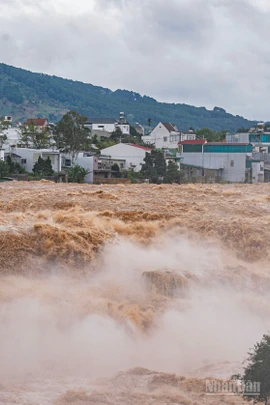 [Video] Nhiều người dân bàng hoàng chứng kiến cảnh tượng thác Liên Khương cuộn trào "giận dữ" 