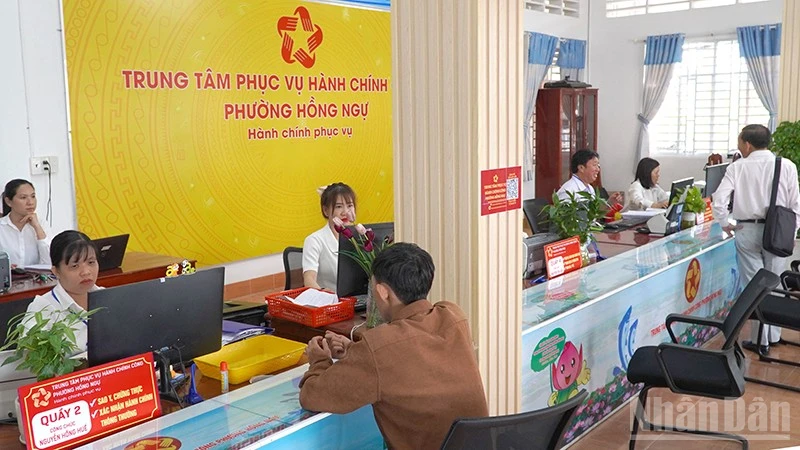 Giải quyết thủ tục hành chính cho người dân tại phường Hồng Ngự, tỉnh Đồng Tháp. (Ảnh: NGHĨA-ÚT)