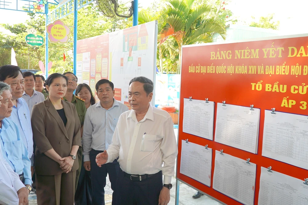 Đồng chí Trần Thanh Mẫn, Ủy viên Bộ Chính trị, Chủ tịch Quốc hội, Chủ tịch Hội đồng Bầu cử quốc gia và Đoàn công tác giám sát, kiểm tra công tác bầu cử đại biểu Quốc hội khóa XVI và đại biểu Hội đồng nhân dân các cấp nhiệm kỳ 2026-2031 tại xã Trường mầm non Ba Sao, tỉnh Đồng Tháp. (Ảnh: HỮU NGHĨA)