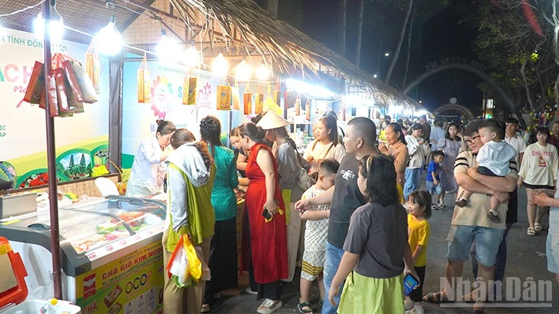 Rất đông du khách tìm đến Không gian triển lãm trưng bày sản phẩm OCOP, sản phẩm đặc trưng vùng Đồng bằng sông Cửu Long.