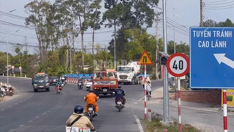 Nguy cơ mất an toàn giao thông tại vị trí nút giao giữa Quốc lộ 30 hiện hữu và tuyến tránh Quốc lộ 30 tại chân cầu Phong Mỹ.