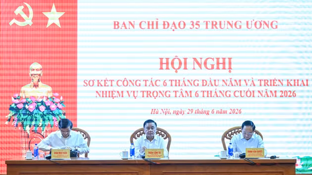 Thường trực Ban Bí thư Trần Cẩm Tú và các đồng chí lãnh đạo chủ trì hội nghị. (Ảnh: DUY LINH)