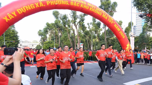 Đông đảo cán bộ, nhân dân TP Hồ Chí Minh tham gia chạy bộ hưởng ứng Tháng hành động phòng, chống ma túy trên địa bàn với chủ đề: “Chung một quyết tâm xây dựng xã, phường, đặc khu không ma túy”.