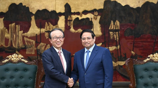 Thủ tướng Phạm Minh Chính và ông Hironori Kamezawa - Tổng giám đốc Tập đoàn MUFG (Nhật Bản).