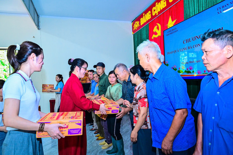 Đại diện Công đoàn Báo Nhân Dân trao quà hỗ trợ, chia sẻ với các hộ gia đình. bk2.jpg