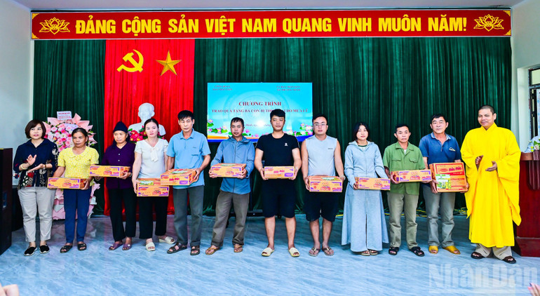 33 hộ khó khăn, gặp nạn được Công đoàn Báo Nhân Dân hỗ trợ tiền mặt cùng quà tặng. (Ảnh: BẢO LONG) bk.jpg