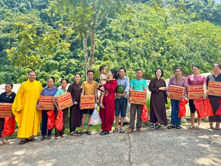 Đại đức Thích Vân Phong - Phó Trưởng ban Trị sự Giáo hội Phật giáo Việt Nam tỉnh Thái Nguyên cùng các nhà hảo tâm trao quà tặng 20 hộ gia đình bị thiệt hại nặng nề ở thôn Phiêng Khăm. bk4.jpg