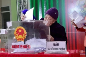 Cụ Dương Thị Xiên, 102 tuổi, ở phường Tân Giang, tỉnh Cao Bằng, đi bỏ phiếu, thực hiện quyền công dân.