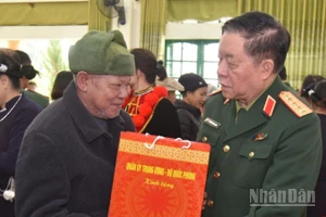 Đại tướng Nguyễn Trọng Nghĩa, Chủ nhiệm Tổng cục Chính trị Quân đội nhân dân Việt Nam tặng quà gia đình chính sách ở xã Tam Kim, tỉnh Cao Bằng