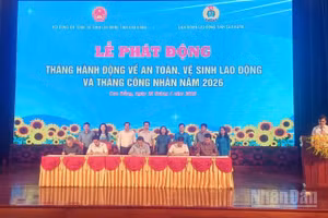 Đại diện các doanh nghiệp ký cam kết bảo đảm an toàn vệ sinh lao động.