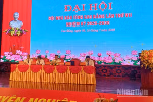 Đại diện Đoàn Chủ tịch trình bày báo cáo chính trị tại Đại hội.