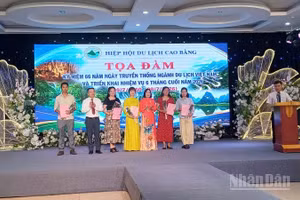 Hiệp hội Du lịch tỉnh Cao Bằng trao quyết định kết nạp hội viên mới.