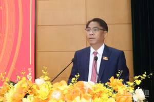 Đồng chí Phan Thăng An, Ủy viên Trung ương Đảng, Bí thư Tỉnh ủy, Chủ tịch Hội đồng nhân dân tỉnh Cao Bằng phát biểu ý kiến tại kỳ họp.