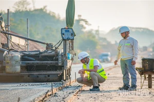 Thi công tuyến đường bộ cao tốc Đồng Đăng-Trà Lĩnh.