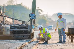 Thi công tuyến đường bộ cao tốc Đồng Đăng-Trà Lĩnh.