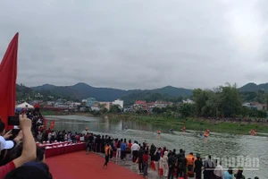 Giải đấu thu hút đông đảo khán giả đến theo dõi.