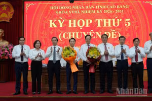 Lãnh đạo tỉnh Cao Bằng tặng hoa chúc mừng đồng chí Lương Tuấn Hùng và đồng chí Vũ Đình Quang trên cương vị mới.