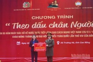Lãnh đạo Cục Công tác Chính trị, Bộ Công an, trao tượng trưng kinh phí hỗ trợ chương trình.