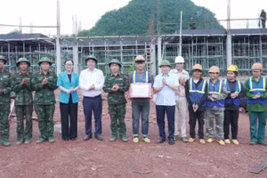 Phó Thủ tướng Lê Tiến Châu và lãnh đạo tỉnh Cao Bằng tặng quà đơn vị thi công trường nội trú liên cấp ở xã biên giới. (Ảnh: Báo Cao Bằng)